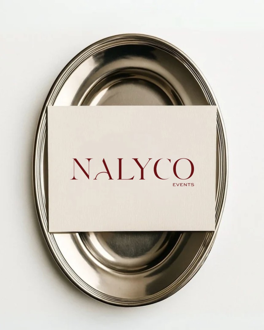 Carte Nalyco Events posée sur un plateau en argent